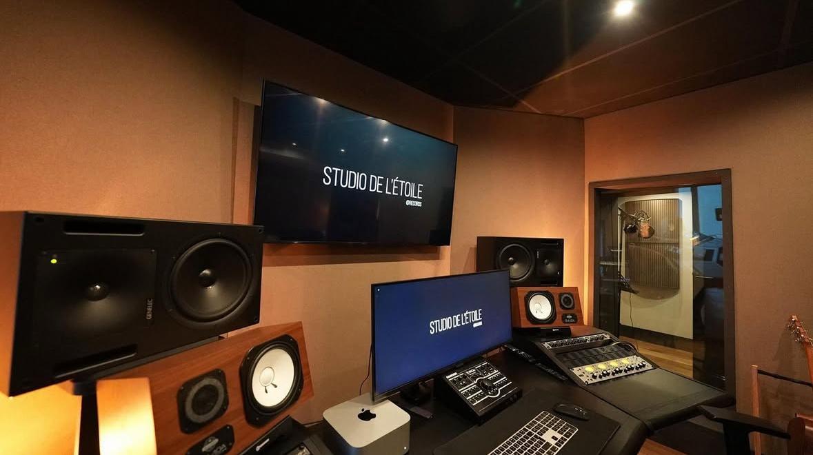 Vue rapprochée de la console et des enceintes du studio